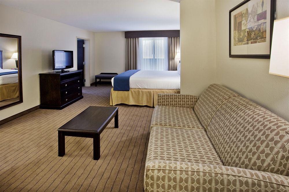 Holiday Inn Express & Suites Moultrie By Ihg Room photo