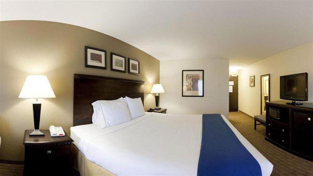 Holiday Inn Express & Suites Moultrie By Ihg Exterior photo