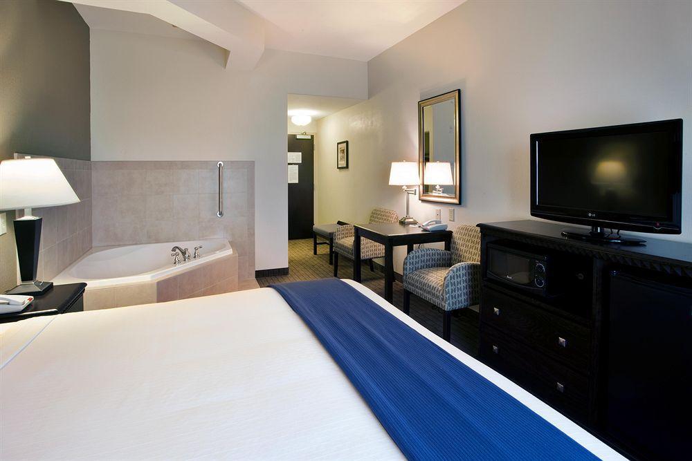 Holiday Inn Express & Suites Moultrie By Ihg Room photo