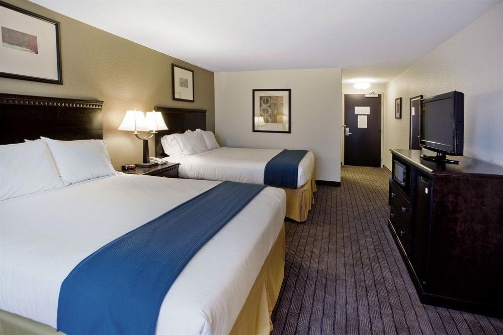 Holiday Inn Express & Suites Moultrie By Ihg Room photo