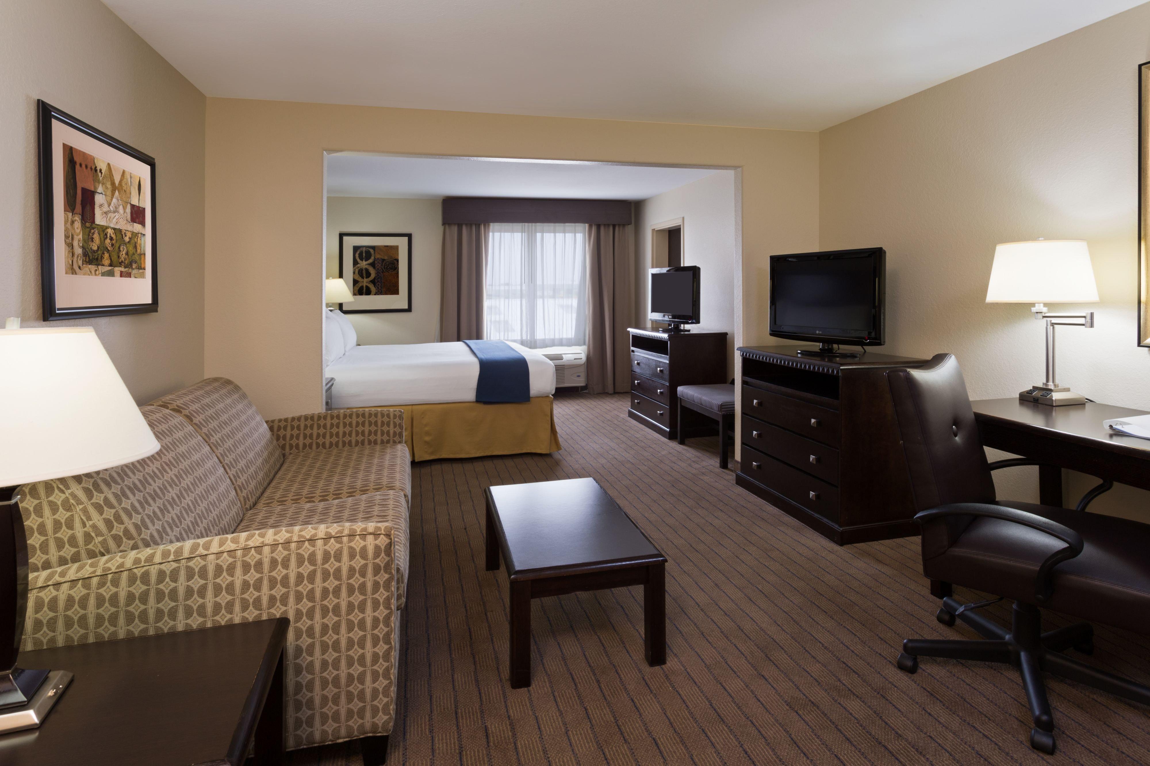 Holiday Inn Express & Suites Moultrie By Ihg Exterior photo