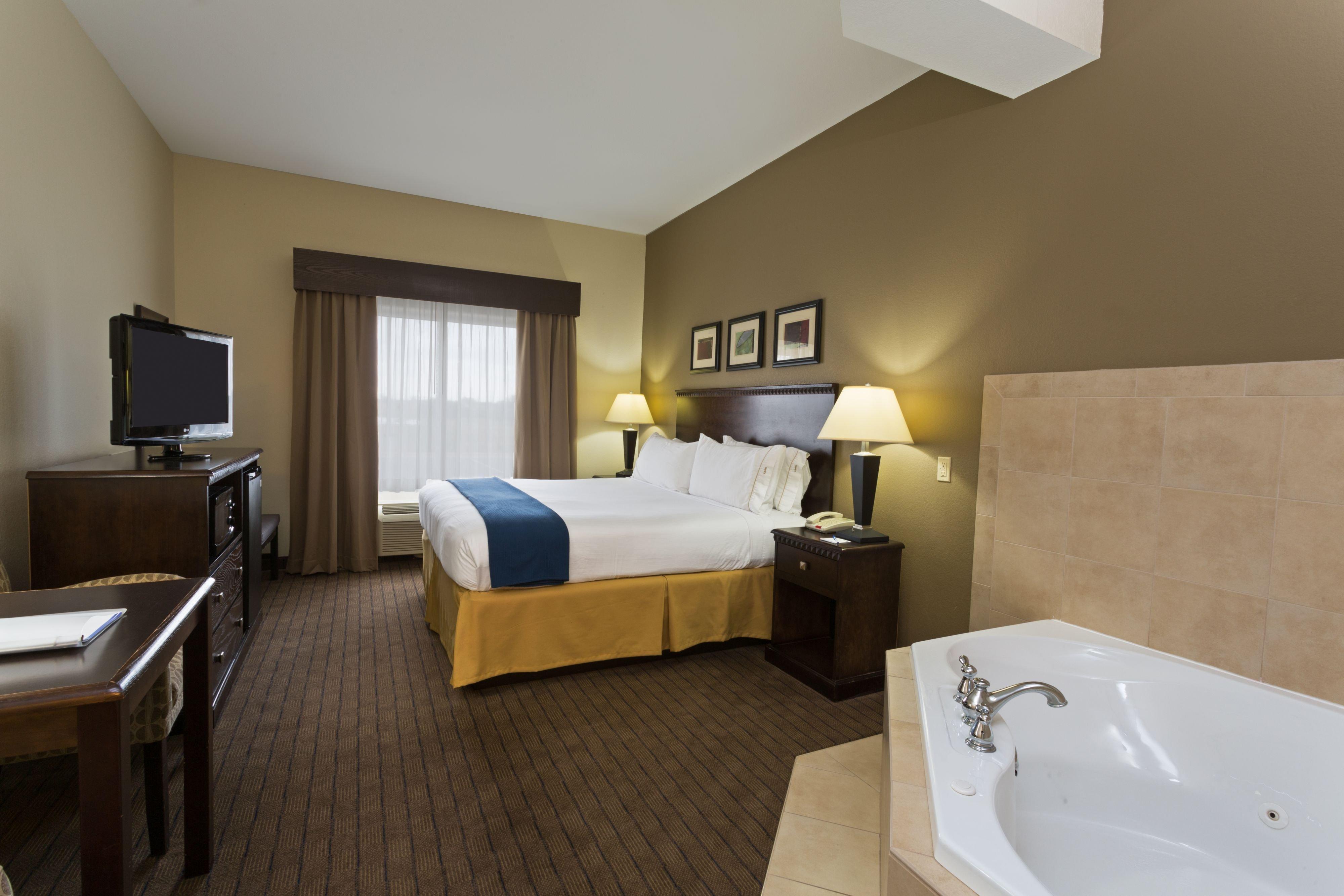 Holiday Inn Express & Suites Moultrie By Ihg Exterior photo