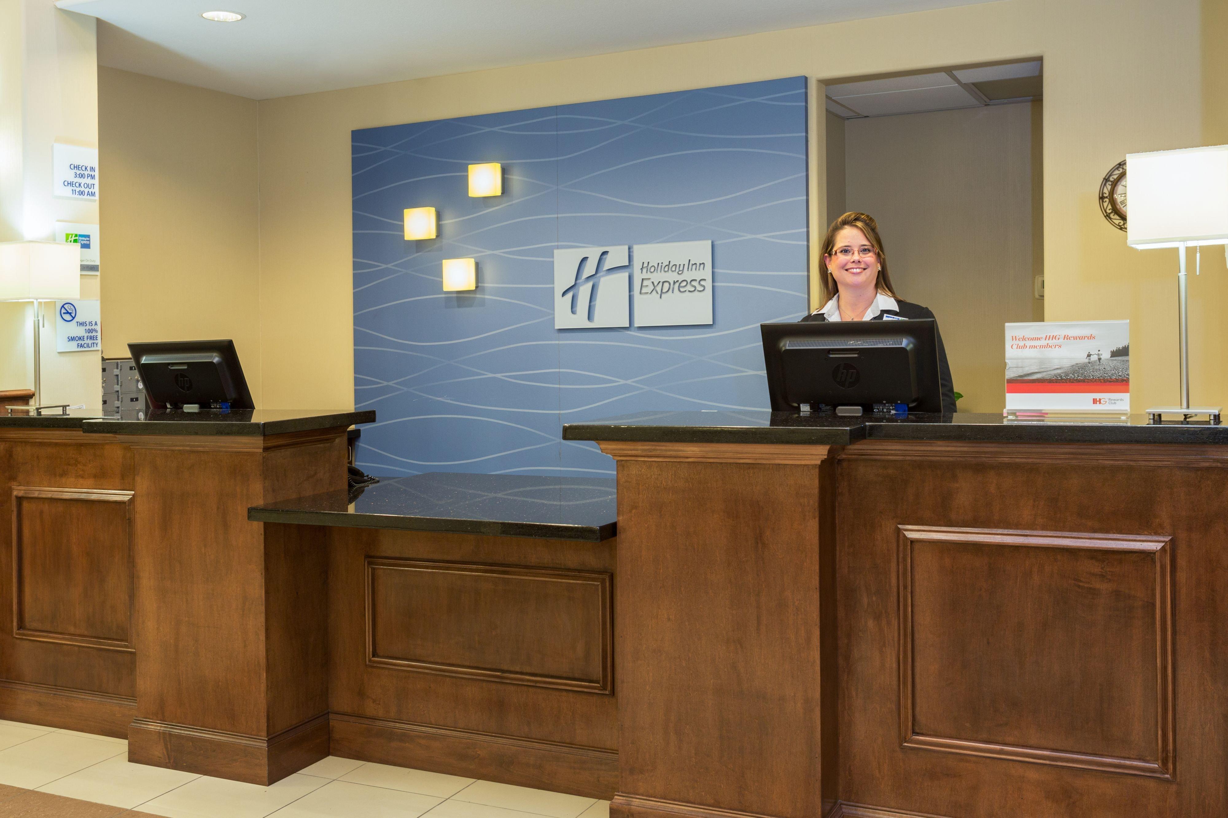 Holiday Inn Express & Suites Moultrie By Ihg Exterior photo