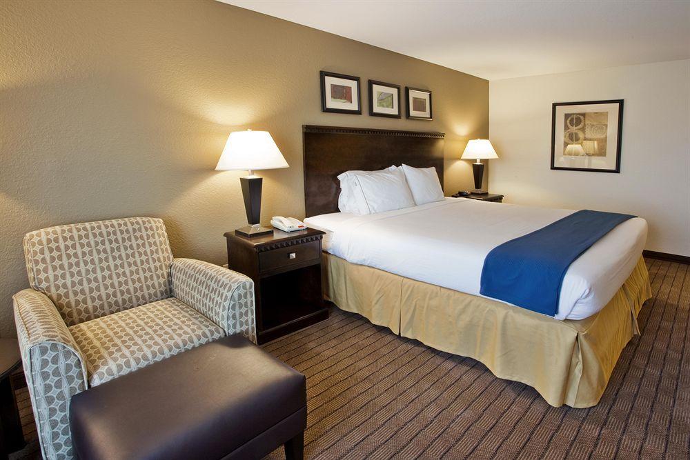 Holiday Inn Express & Suites Moultrie By Ihg Room photo